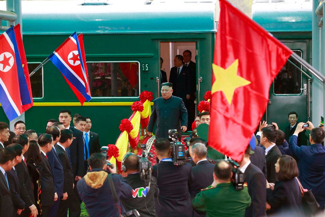 金正恩搭乘的橄榄绿色列车周二驶进越南同登车站，随即乘车前往此次美朝峰会地点河内。