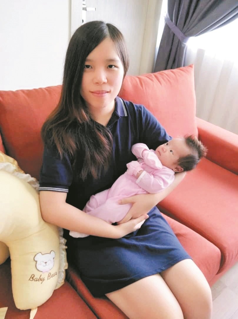 杨淑贤入住月子中心时，与新生宝宝的合照。