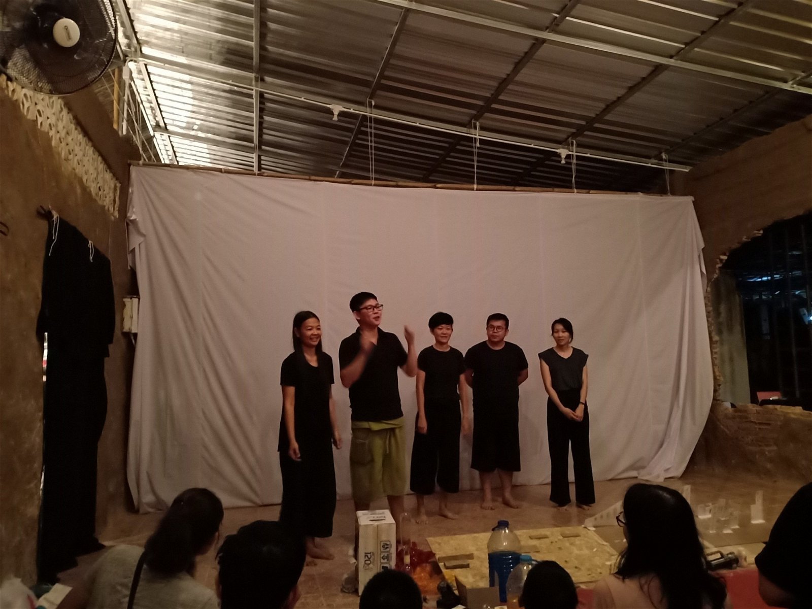 左起：Homemade Puppet导演及表演者Sutarath Sinnong、Plasticity Theatre Troupe表演者刘志凯、陈丽香、王益利及音乐设计及执行林韵心。