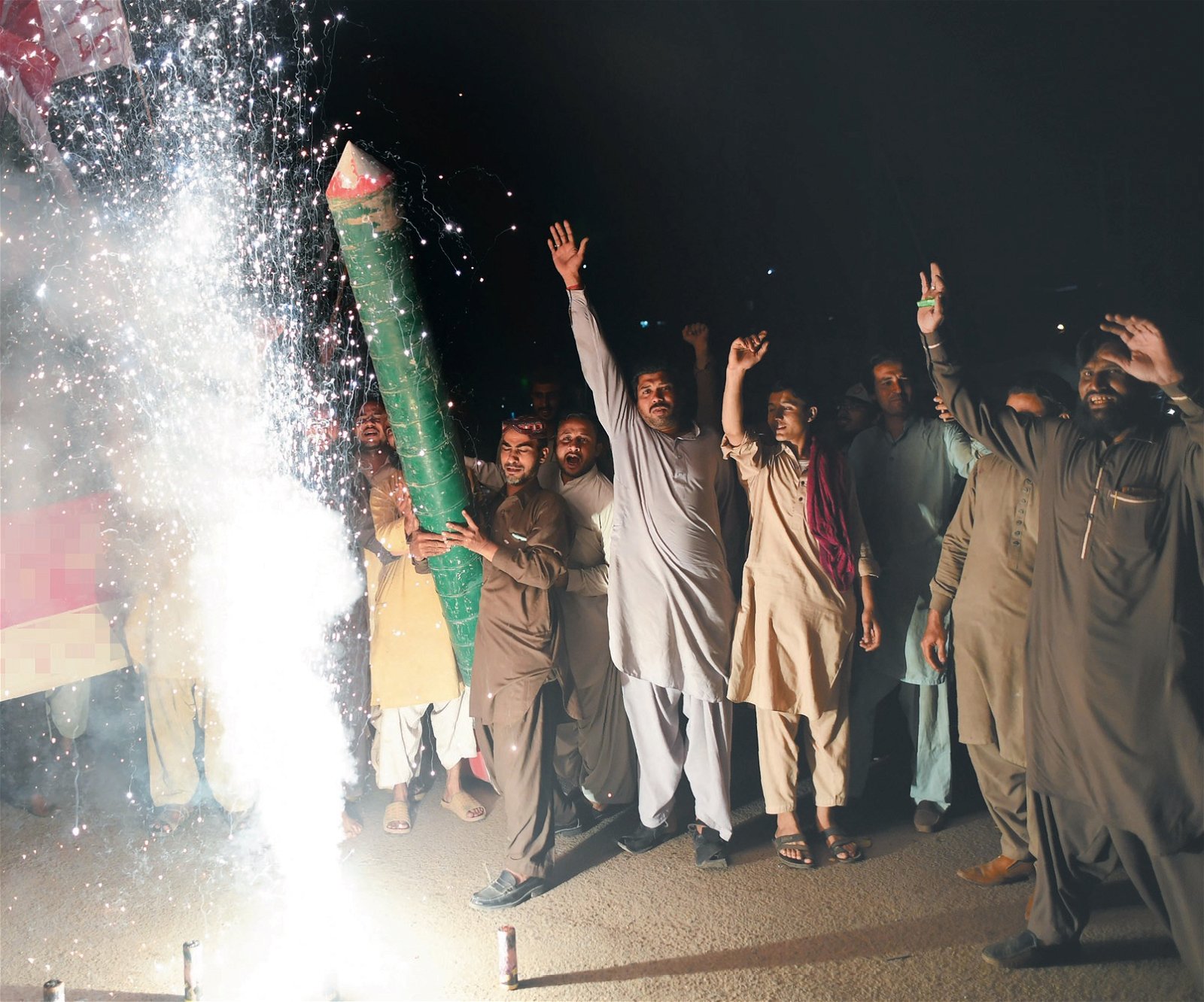 巴基斯坦民主党的巴国支持者们，周三聚集在卡拉奇庆祝巴基斯坦空军（PAF）击落印度战斗机。
