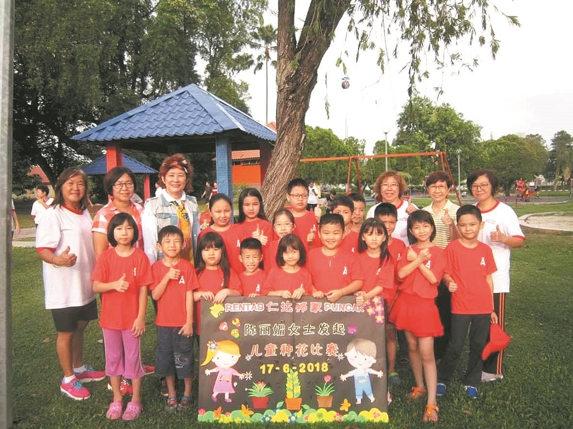 峇株巴辖仁达邦家义工团举行儿童种花比赛，在为孩子提供休闲活动的当儿，教育孩子 爱护大自然。后排右3为陈月桢。