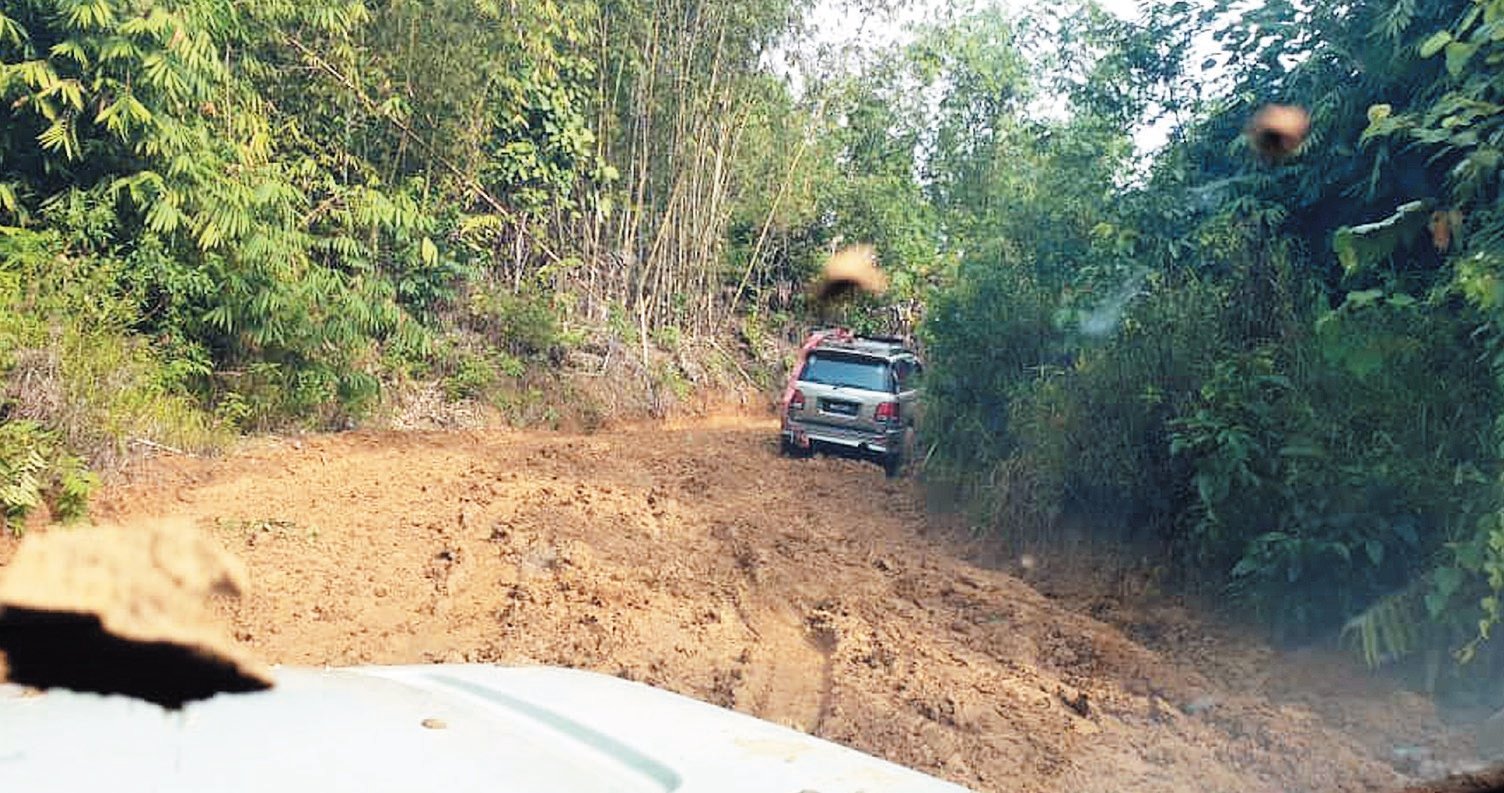 通往原住民村落，衔接主要道路的小路因雨天后泥泞松软，四轮驱动车也无法前行。