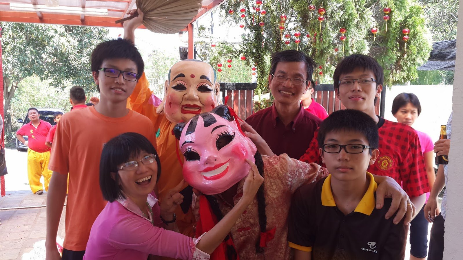 邵伟斌（后排右）时时刻刻抱著感恩心，带著父母的祝福及亲朋好友的陪伴抗癌。
