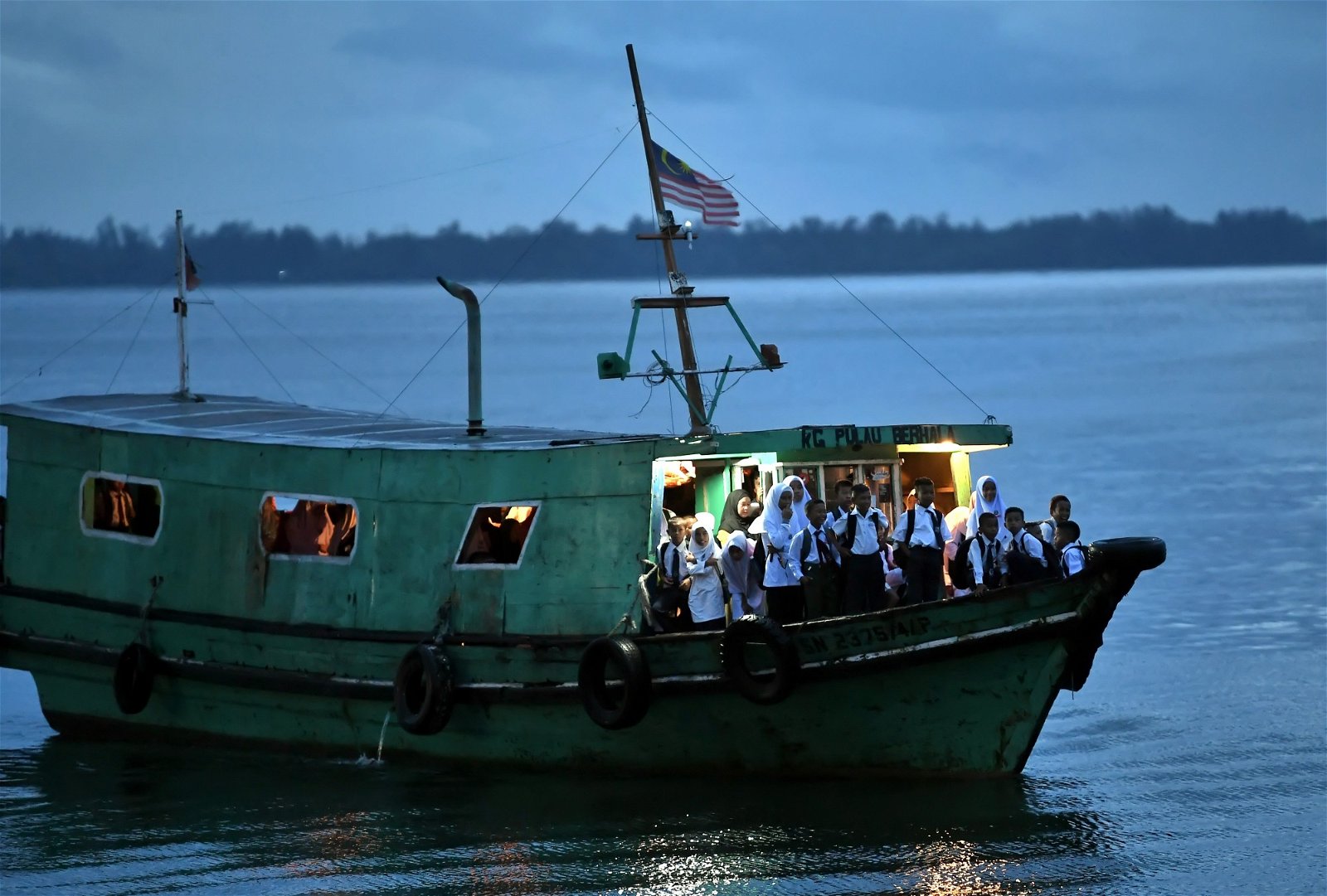 在东马沙巴山打根，一些来自内陆区的原住民孩子一大清早乘坐船只渡海上学。船只是这群来自巴哈拉岛的学生上学必乘的唯一交通工具。