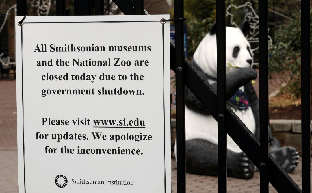 美国国家动物园因紧急资金耗尽后被迫关门。这是熊猫的围栏外，当局展示关门通知。