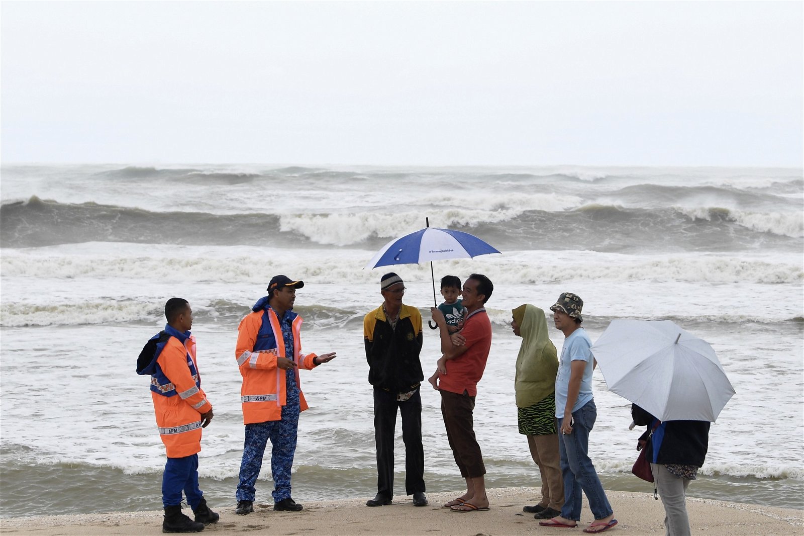 热带风暴“帕布”过境登嘉楼，大马海事执法机构建议民众，停止所有水上休闲活动。