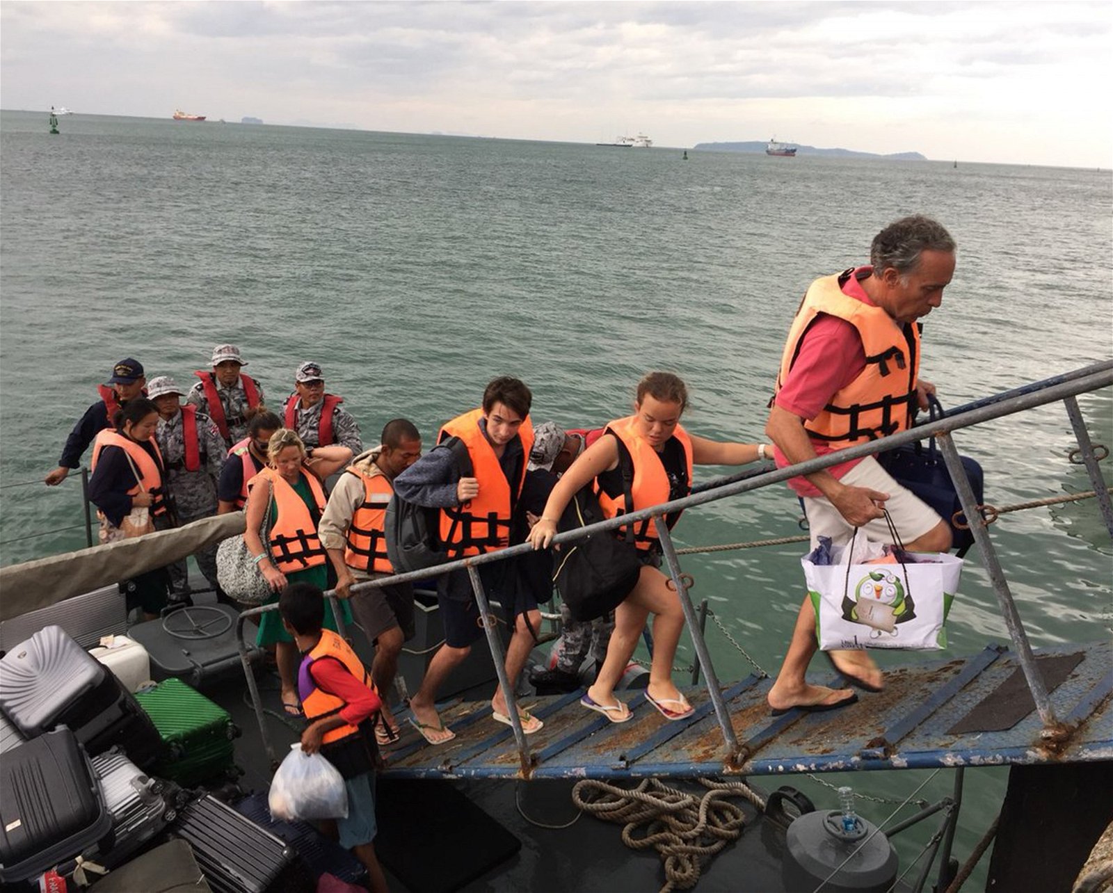 为了安全起见，在热带风暴“帕布”抵达泰国热带旅游岛屿——皇帝岛前，124名身穿橘色救生衣的外国旅客，登上泰国海军“Tor 991”号的巡 逻舰，撤离至普吉岛避难。