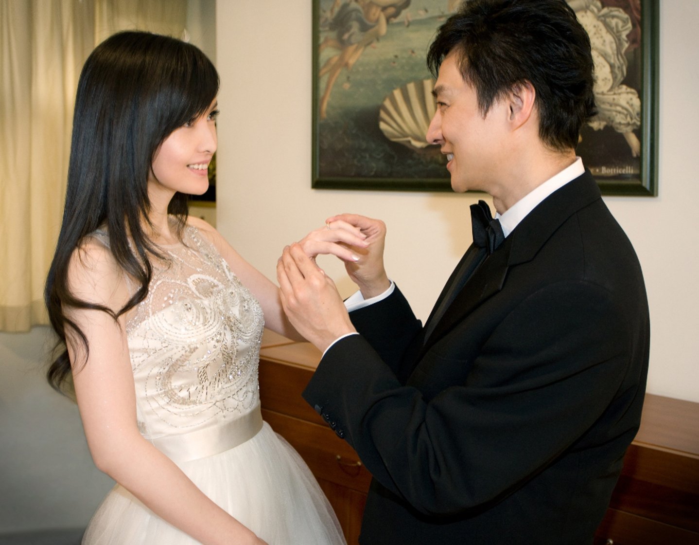 周慧敏10年前嫁给倪震。