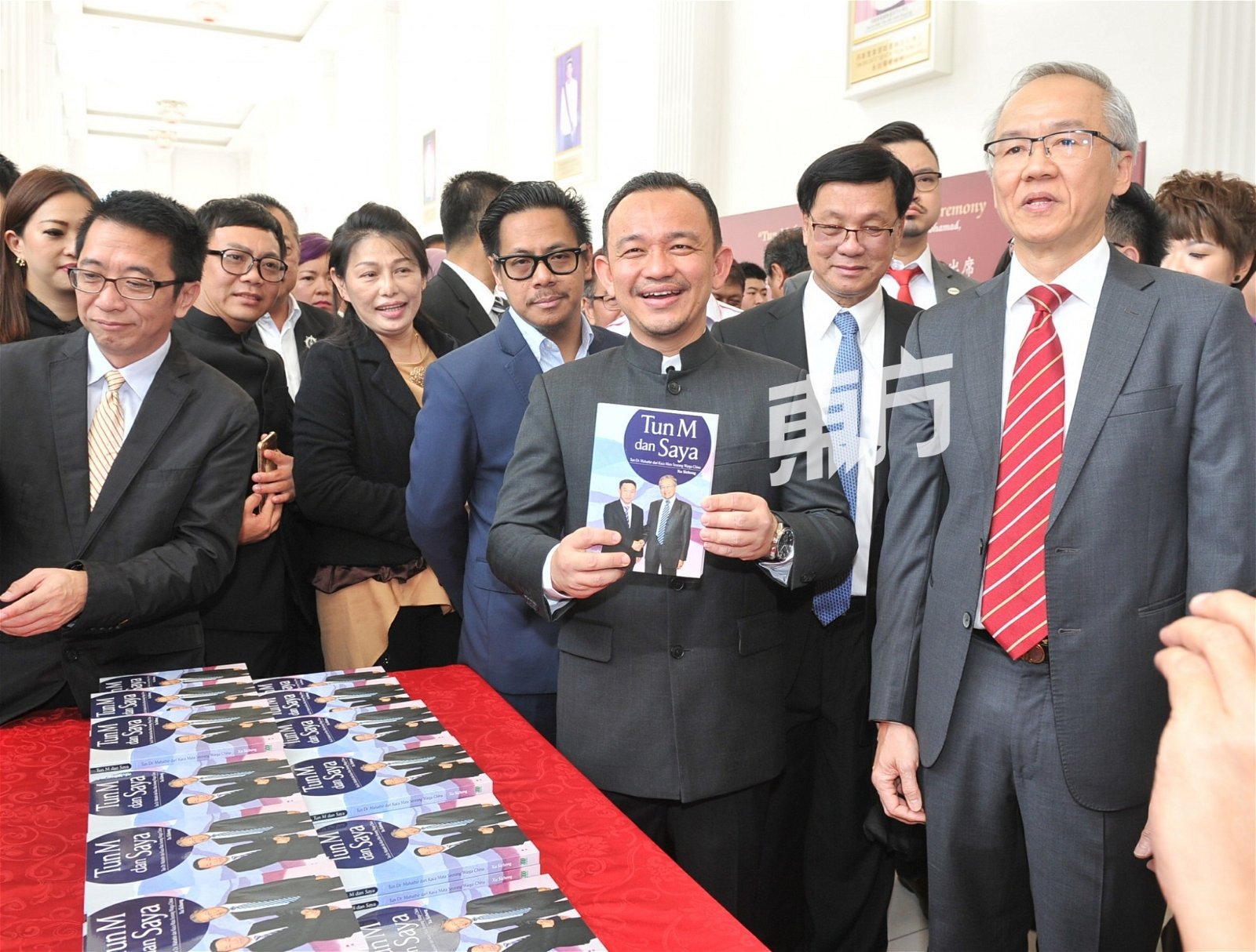 马智礼（左2）代表马哈迪为《敦马和我》新书推介。右起刘庆辉与方天兴。（摄影：连国强）
