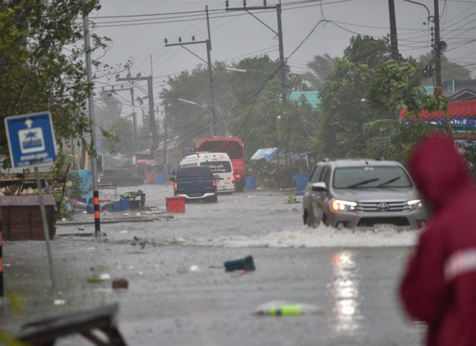 泰国30年来第一场热带风暴“帕布”周五登陆洛坤府，风速达到每小时80公里。风暴带来了惊人的雨量，一些低洼地区出现水灾情况，这是车子在 积水的道路上行驶。