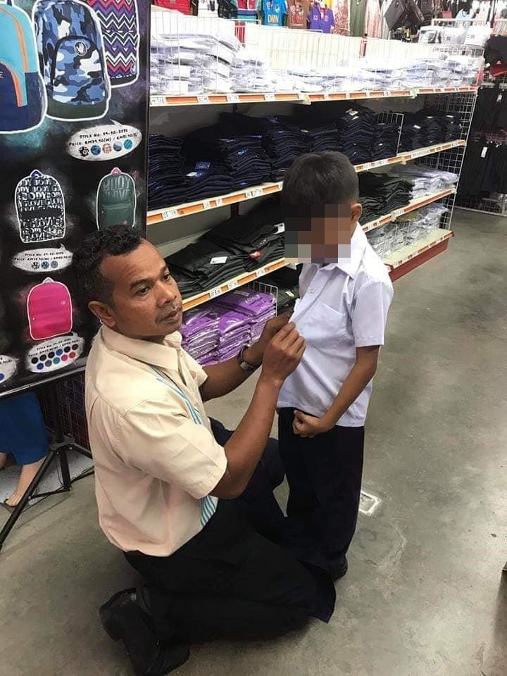 暖心教师纳西尔（左）于心不忍，为学生添购合身的新校服及校鞋。