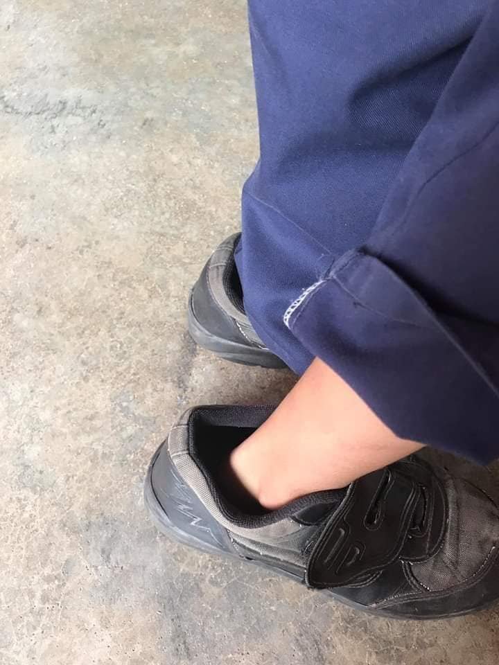 由于哥哥旧鞋的尺寸太大，导致这名三年级学生只能让鞋子拖著地板走路。