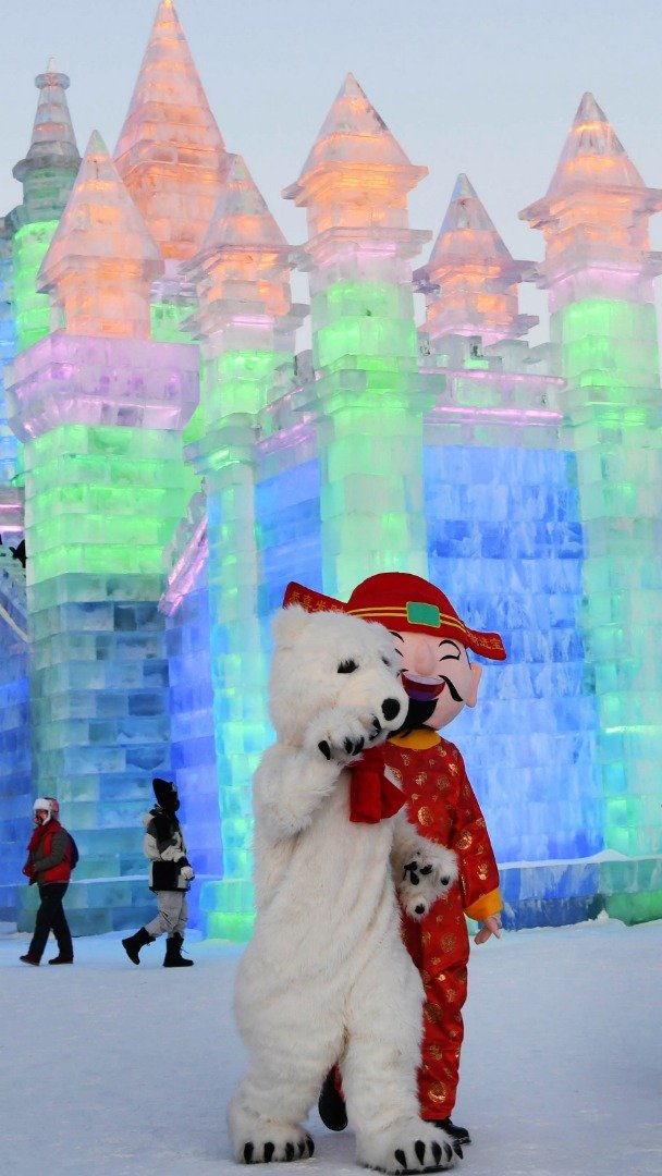 哈尔滨国际冰雪节的内容丰富，除了可看到让人叹为观止的精细冰雕艺术，当中还有卡通玩偶不时地出现在各个角落，为节日增添了不少欢乐。