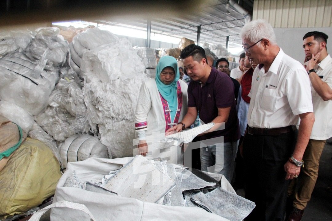 UDA MATERIALS塑料颗粒制造厂代表陈耀全（左2）向祖莱达（左起）和彭文宝解释塑胶废料的作用。