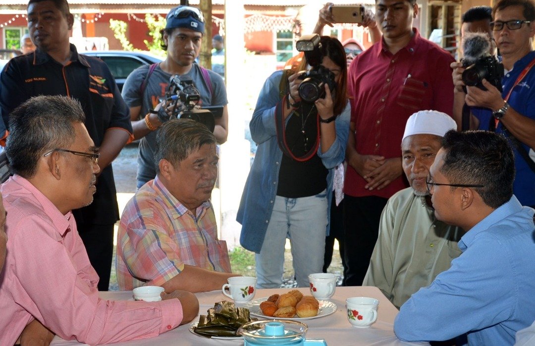 莫哈末沙布（左2）慰问莫哈末阿迪的父亲莫哈末卡欣，由吉打州行政议员拿督依士迈行（左）及阿斯米鲁（右）陪同。