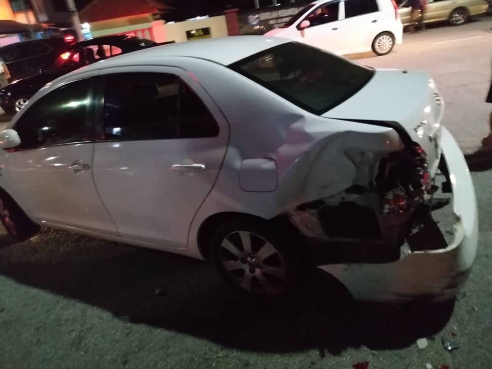 丰田威驰轿车后方被严重撞毁。