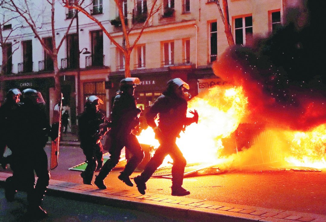 黄背心运动示威者周六再度聚集，期间有暴徒在巴黎圣日耳曼大道放火焚烧多辆摩哆和汽车，镇暴警察急速驱离及抓捕示威者。