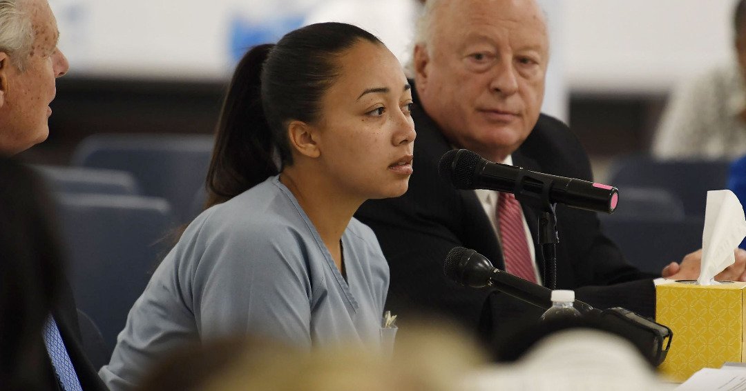 美国田纳西州女子布朗，因于2004年枪杀房地产经纪人艾伦，而被判终身监禁，日前遭该州州长特赦，可提前出狱。这是布朗（中）正坐在田纳西州女子监狱的访问室中讲话。