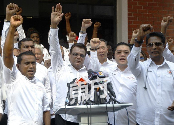 卡维斯（ 左2 ） 在人民进步党总部前，宣布将参选金马仑高原补 选后，与党员振臂高喊党口号。