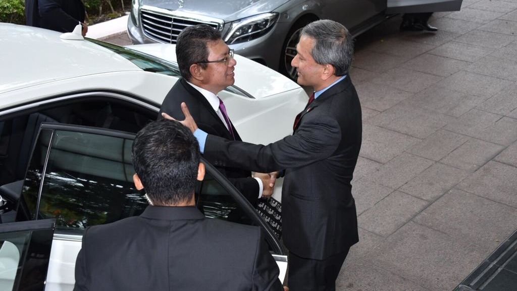 赛夫丁（左）抵达新加坡外交部，获得新国外长维文（右）的迎接。