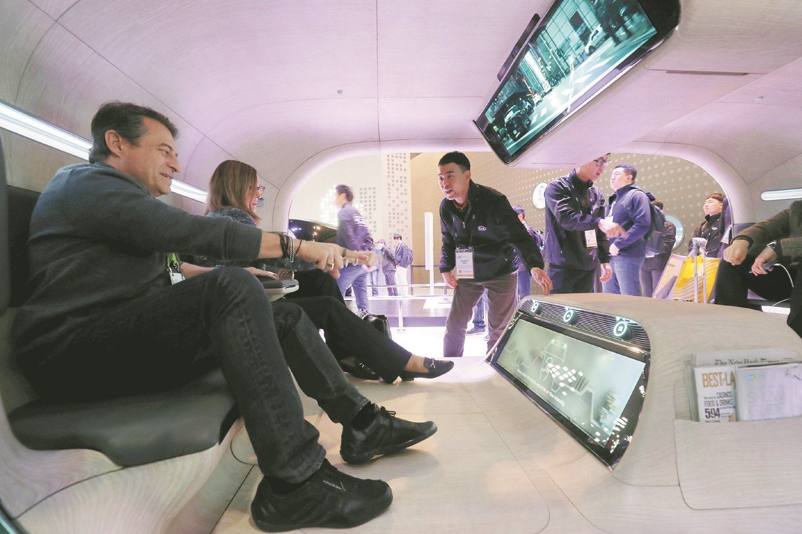 韩国起亚（Kia）自动驾驶系统也是参展项目之一，现场观众在一个模拟驾驶舱内，尝试用手势控制自动驾驶汽车模型中的功能。