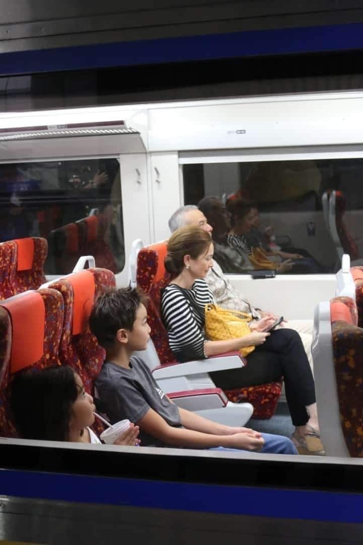网传纳兹林沙殿下一家人，于周二搭乘双轨电动火车。