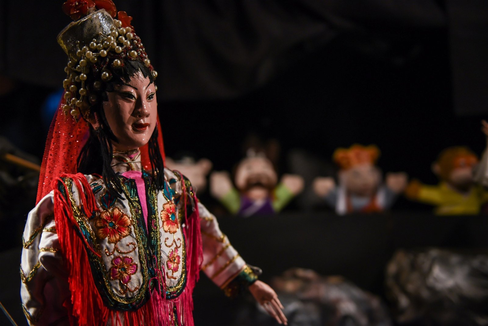 潮州铁枝木偶做工细致，从脸谱的描绘到服装的女红都是纯手工。