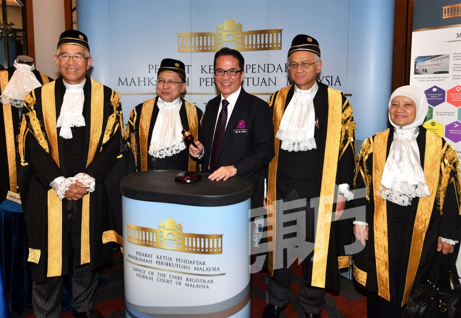刘伟强（中）在2019司法年开幕礼后，与4名司法界巨头合影。左起为黄达华、理查玛拉尊、 阿末玛洛及扎哈拉。 （摄影：张真甄）