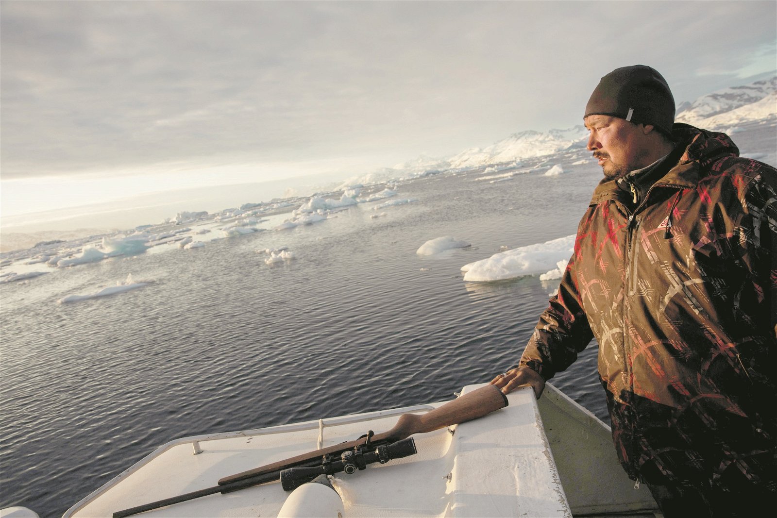 大陆冰川因暖化现象而渐渐融化，格陵兰岛居民尼尔森表示，从祖辈那暸解的一切再也找不回来了。这是海豹猎人约瑟瓦搭船到指定地点打猎，夕阳映照出他脸上的唏嘘。