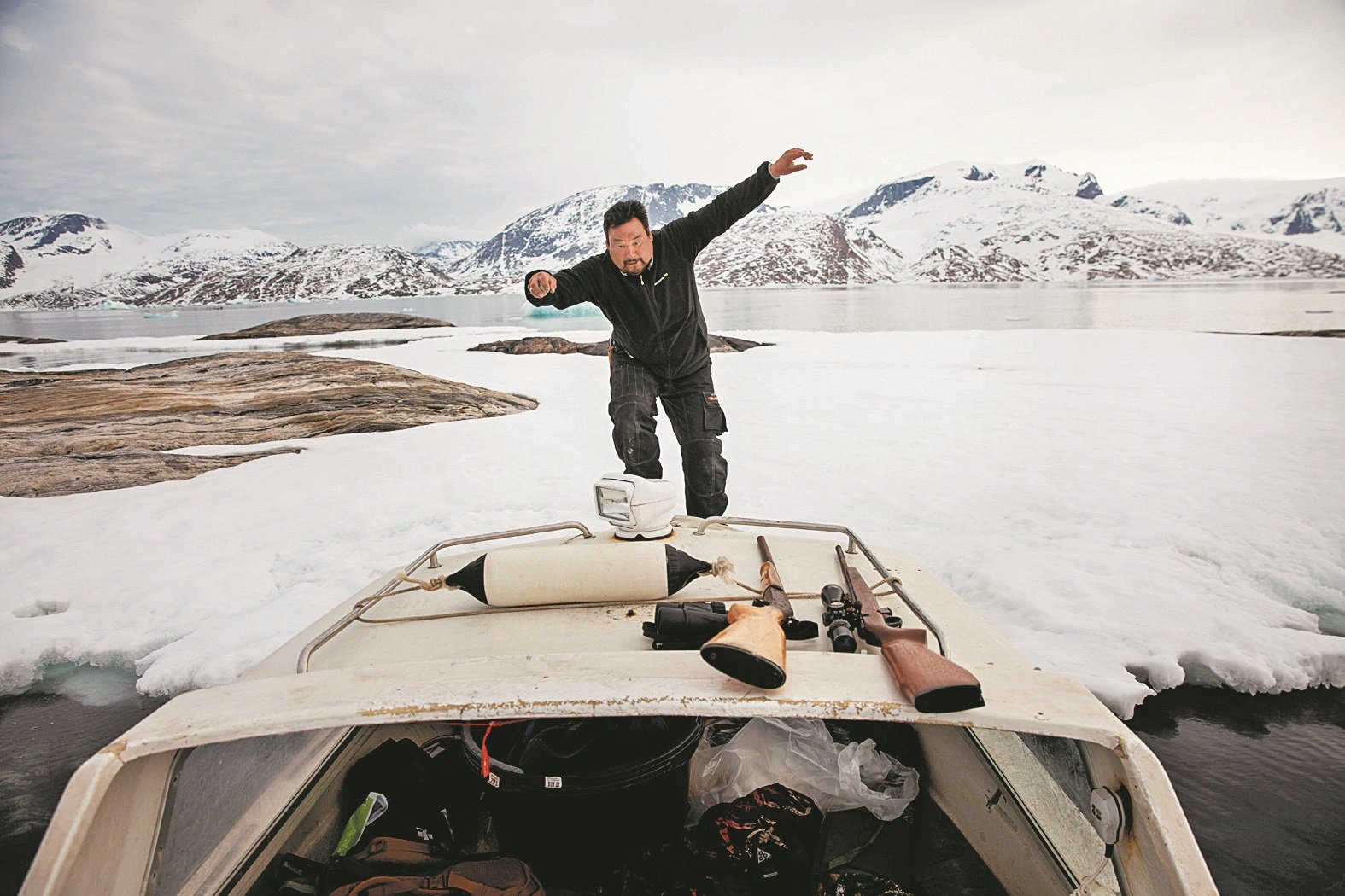 稀薄的冰层为格陵兰岛当地居民带来困扰，造成他们无法到特定的地方打猎。这是海豹猎人约瑟瓦森在塔西拉克镇附近寻找海鹦蛋后，从冰层跳回船上。