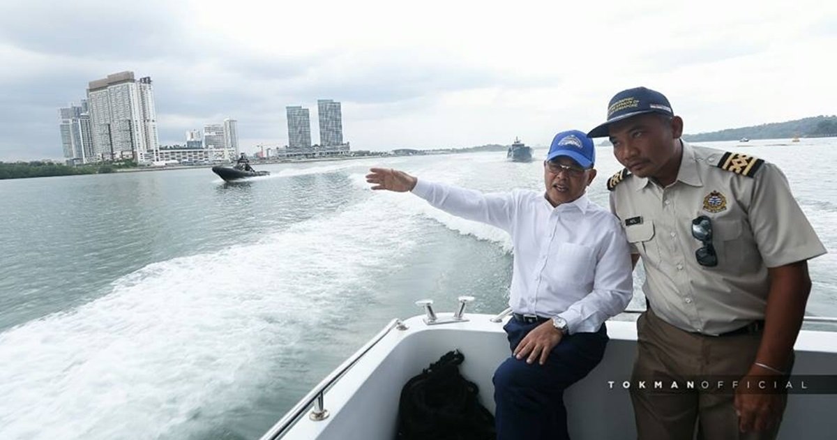 奥斯曼（左）登上大马海事局浮标船MV Pedoman巡视海域，相信因此引起新加坡的不满，宣布马来西亚－新加坡依斯干达特区部长级联合委员会（简称JMCIM）会议将延后举行。（图取自奥斯曼面子书）