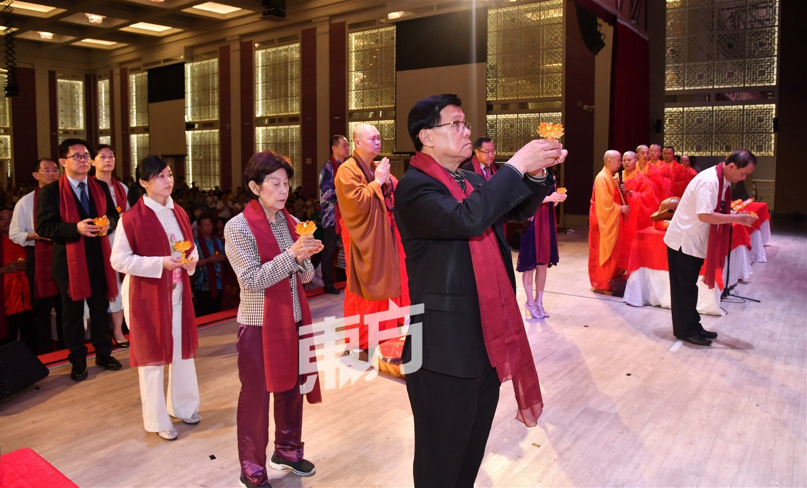 方天兴以及一众嘉宾，在明吉法师带领下，献上心灯为国家和谐祈愿。（摄影：张真甄）