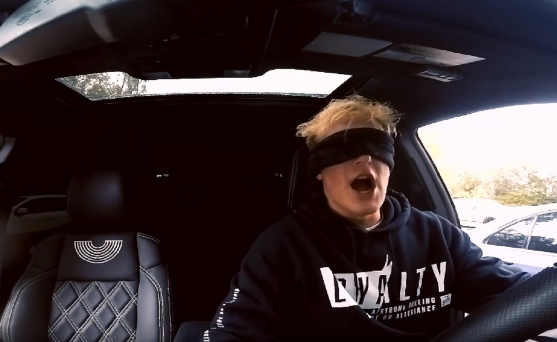 美国网红Jake Paul进行“蒙眼”挑战开车，刺激粉丝跟风。（请勿模仿）
