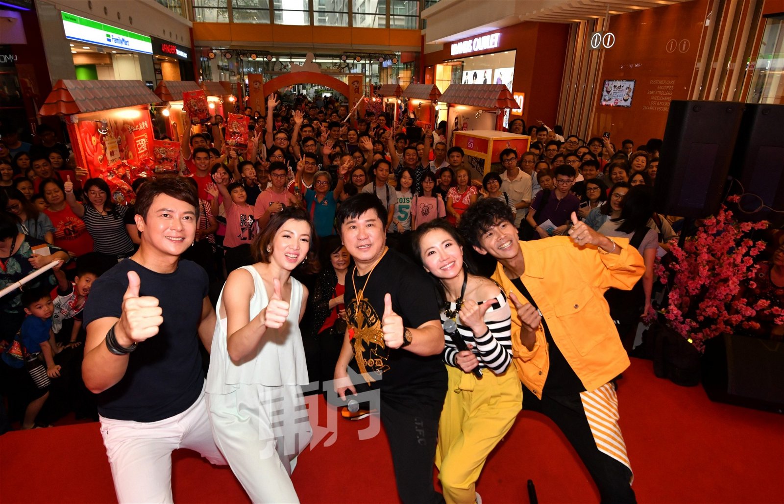 胡瓜（ 中） 与王灿（ 左起） 、廖家仪、谢忻和阿翔藉著《亚洲电视奖》的机会， 在大马多逗留一天会见大马观众。（摄影：张真甄）