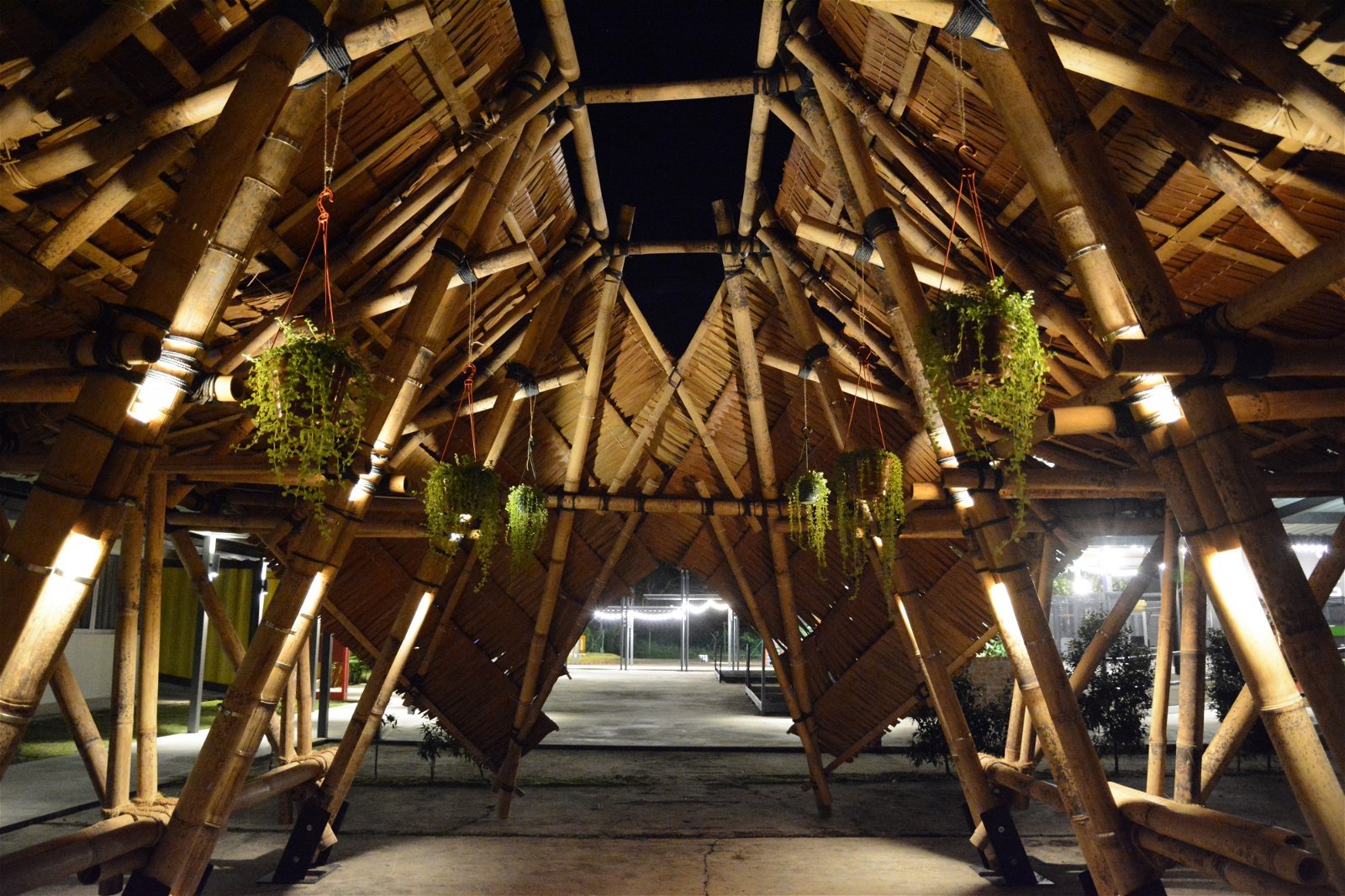 结合婆罗洲不同的竹子制作成的竹亭，总面积 为48平方米。