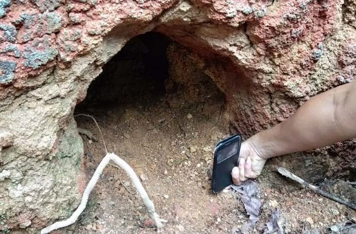 洞穴出入口旁有个“小隧道”，被猜测可能是储藏室，或是紧急逃生出口。