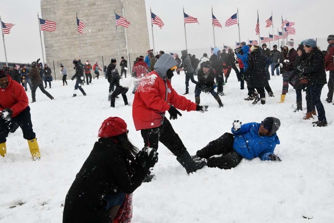 受冬季暴风雪影响，美国密苏里州哥伦比亚市积雪厚度达到惊人的46公分。这是民众在华盛顿纪念碑旁打雪仗，玩得不亦乐乎，丝毫不受严寒的冬季气候影响。