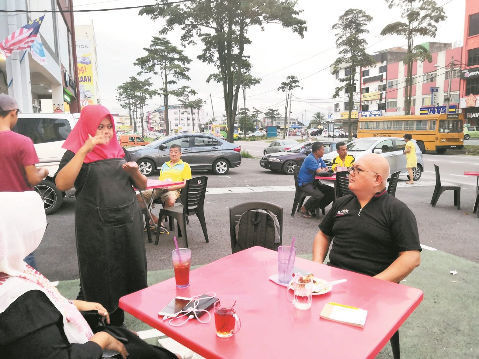 Pah Gemok餐厅获得不少善心人士支持光顾，在人手不足 时，耐心与聋哑员工用手语沟通。