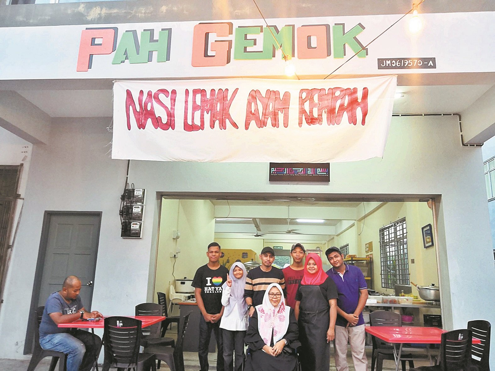 “Pah Gemok ”餐 厅聘请6名员工， 其中5名为特殊人士 （OKU），他们努力工作，希望能凭本身的努力，自食其力。 前排中为莎莎。