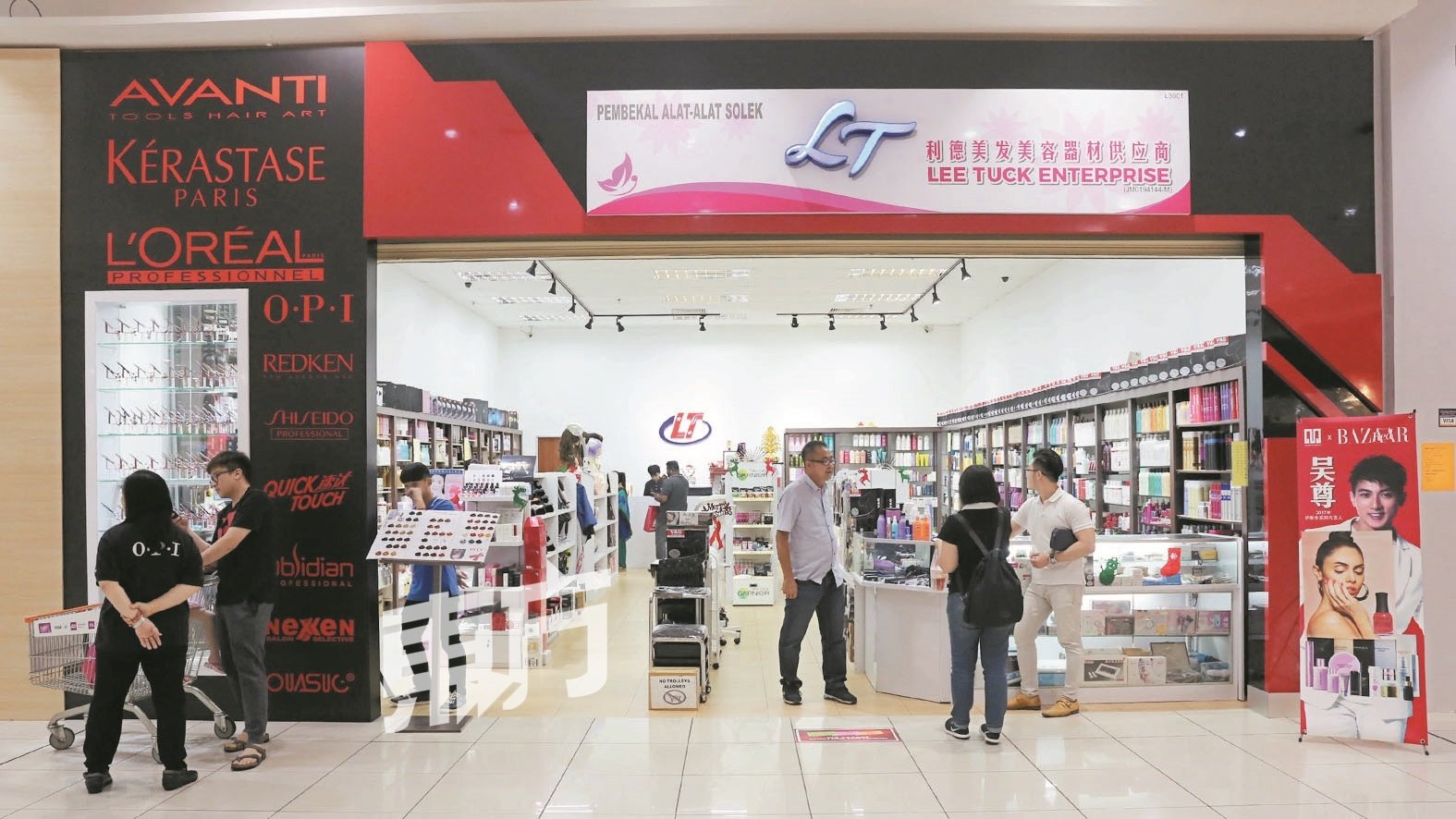 利德美发器材有限公司在五福城广场开设销售门市，直接向消费者打 开零售市场大门。（摄影：刘维杰）