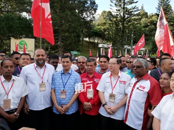 希盟各党领袖在提名日为该阵线候选人玛诺嘉南（左6）造势。左起是古拉、哥宾星、阿兹敏阿里、莫哈末沙布及林冠英。