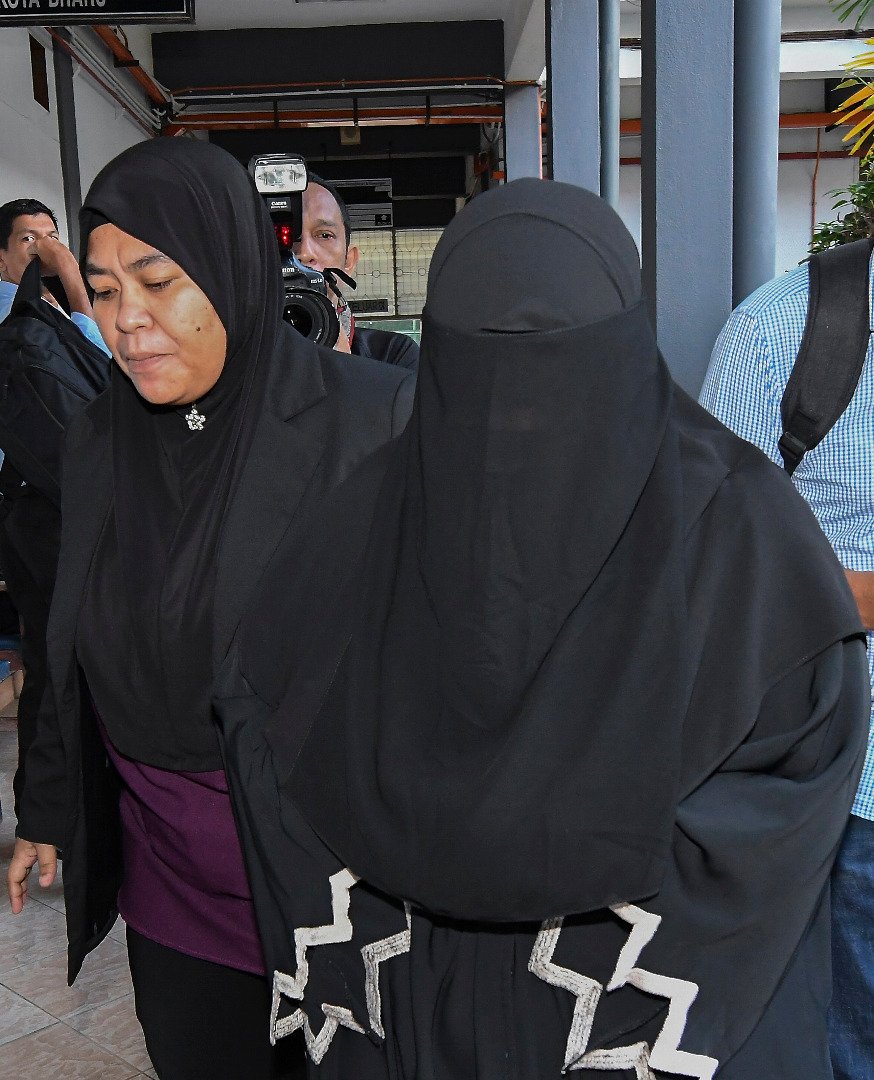 纳达希亚（右）因伪造文件及失信罪被控上法庭，惟她表示不认罪。