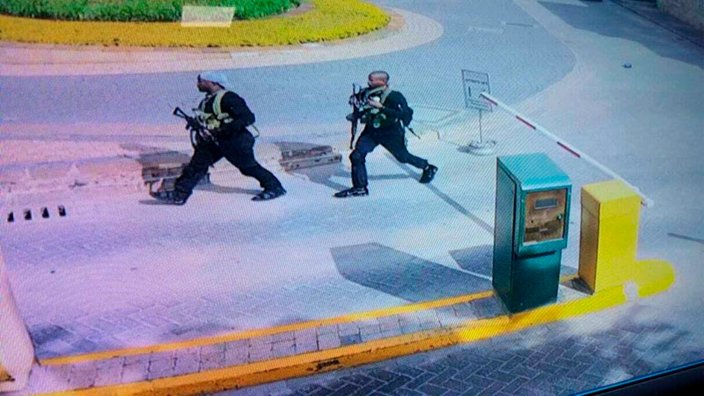 有传媒取得酒店闭路电视片段，显示最少有4名枪手冲入酒店大堂，向餐厅的食客乱枪扫射。