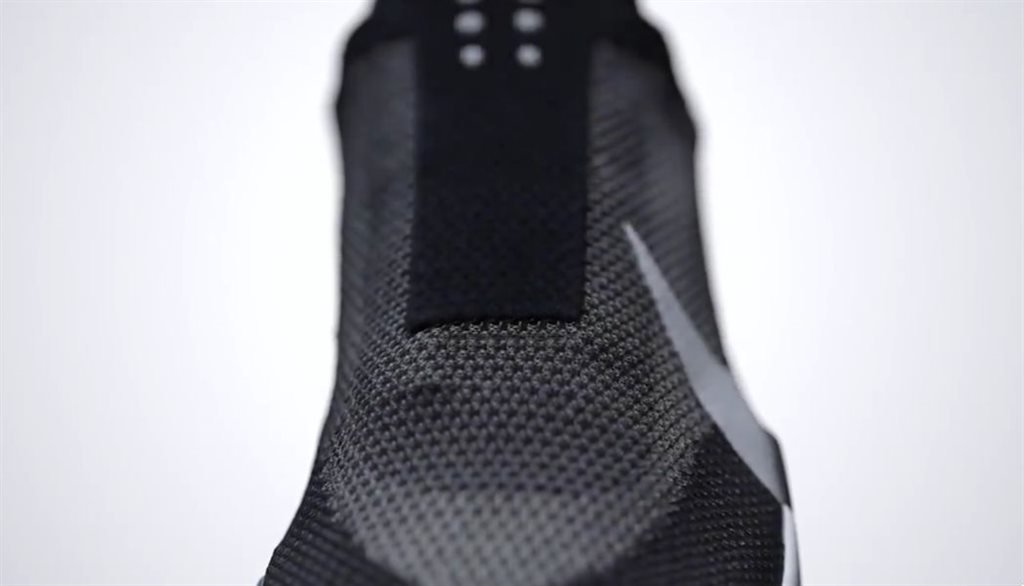 最新的Nike Adapt BB球鞋穿上后能自动调整松紧，于2月17日在美国开卖。