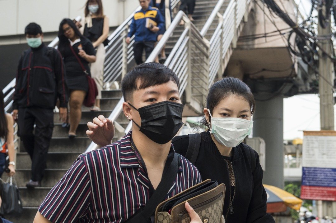 曼谷街上的民众，纷纷戴上口罩，以防雾霾造成身体不适。
