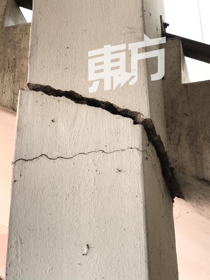 柱子出现超过1寸的裂缝，情况相当严重。