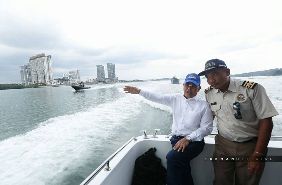 柔佛州务大臣奥斯曼沙比安（左）登上海事局浮标船MV Pedoman号巡视海域。
