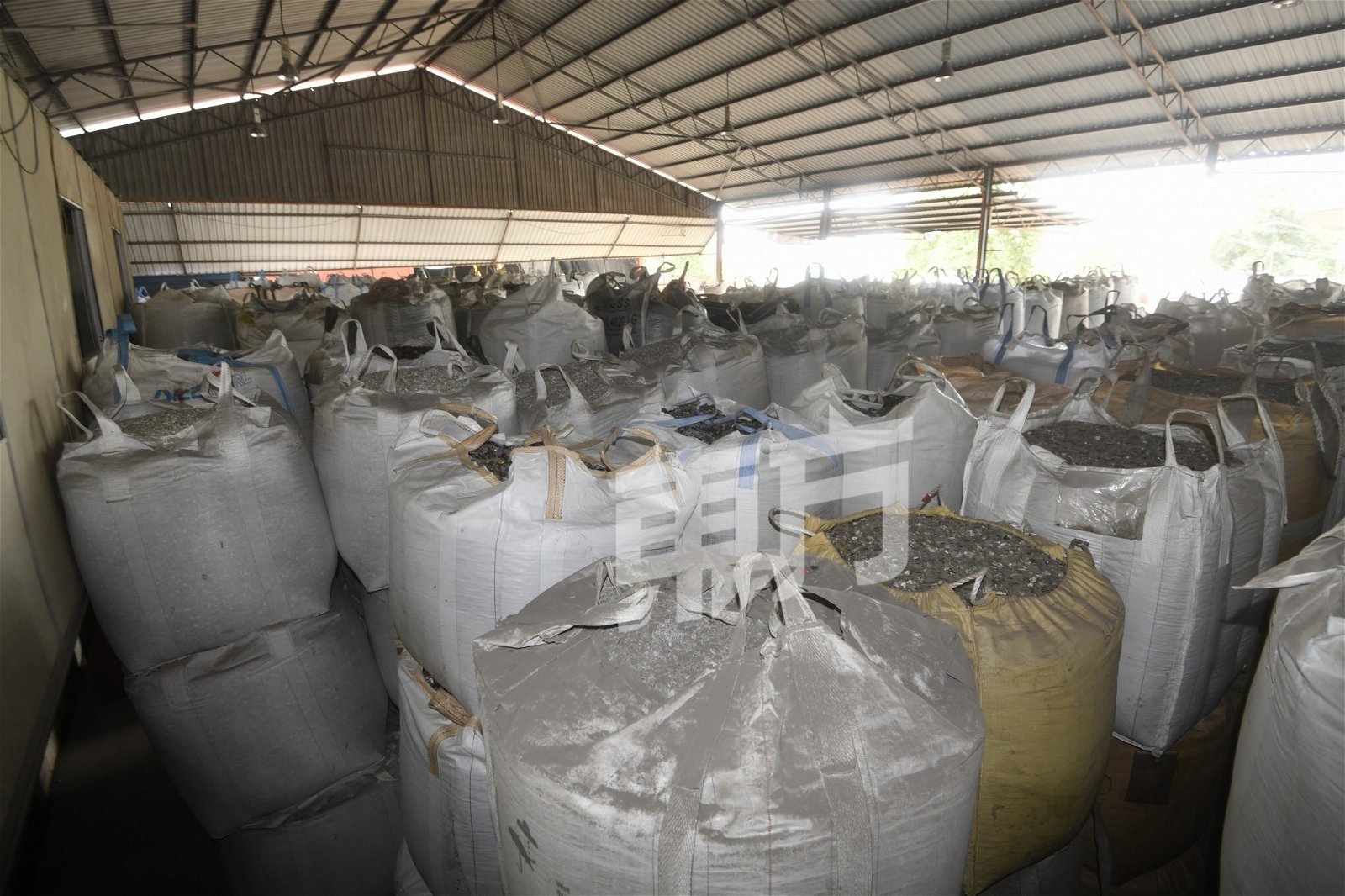 位于巴生的一家非法洋垃圾厂内挤满一袋袋塑料废料，根据环境局官员估计，场内的麻包袋数量逾千，这些洋垃圾产量惊人。（摄影：伍信隆）