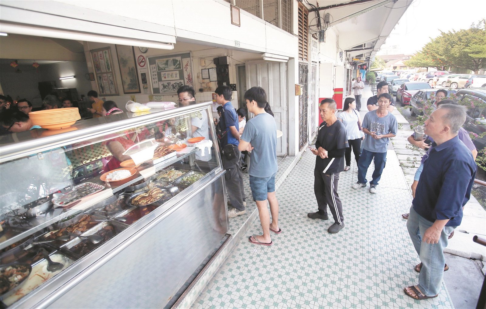 桂和园茶餐室的“林青霞炸鸡”获得港星杜汶泽的宣传后，生意进一步火红，店前每日都有慕名而来者大排长龙，等待购买炸鸡。