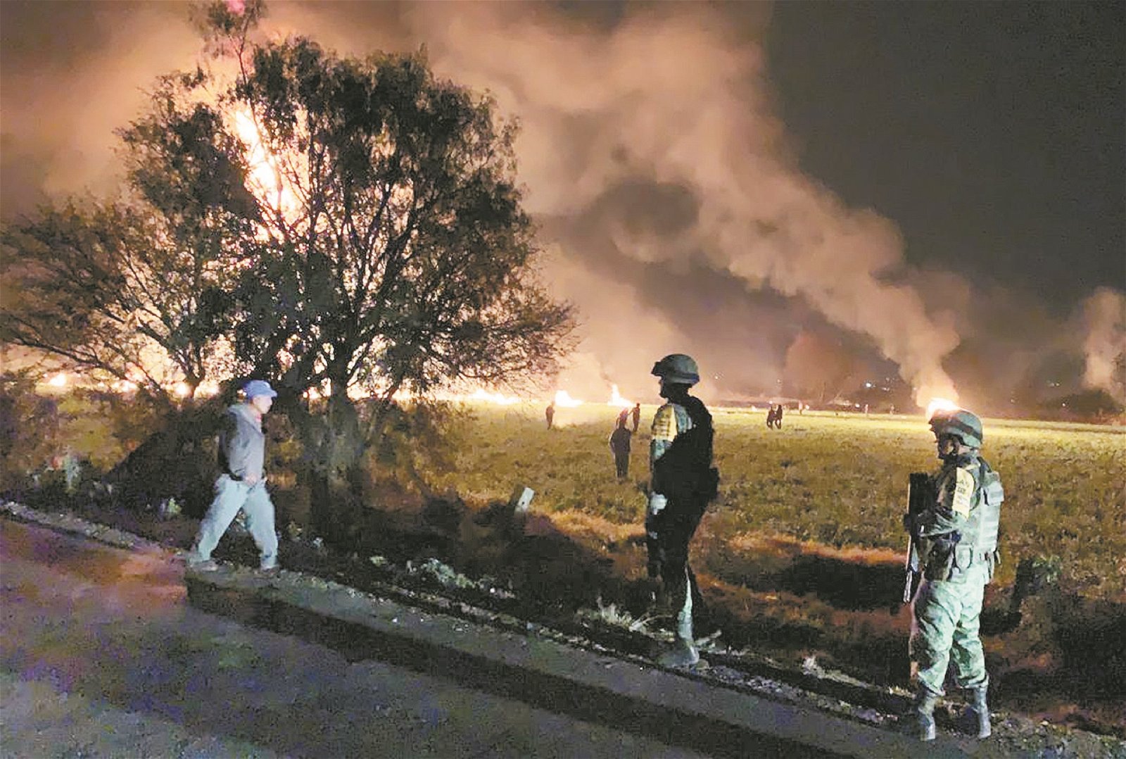墨西哥国防部长发布的照片显示，火光冲天的爆炸现场已驻守了不少士兵，并进行著救援及维持秩序的工作。总统奥夫拉多尔已下令，要全力救灾。